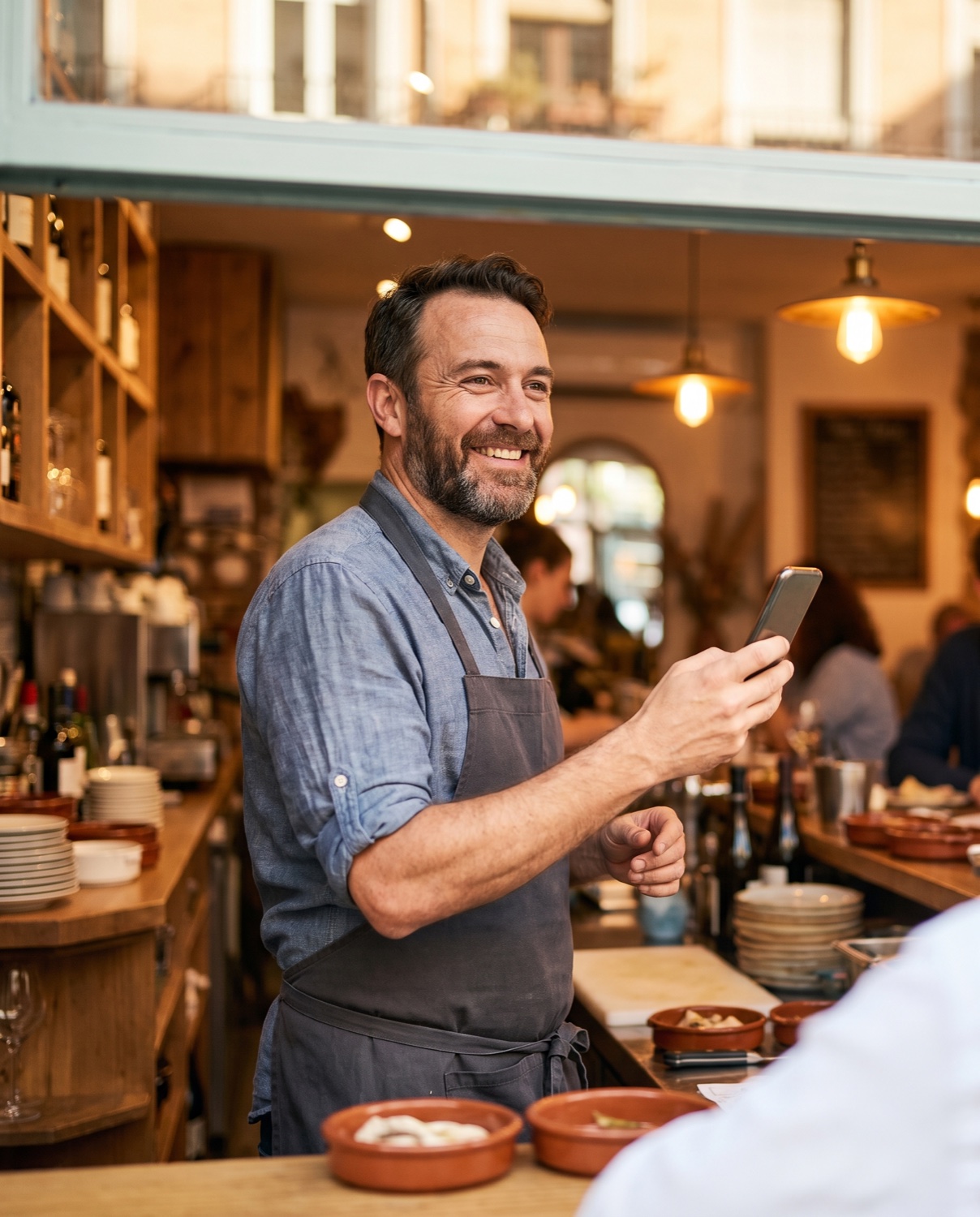 Dueño de un bar de tapas usando Concre en el móvil